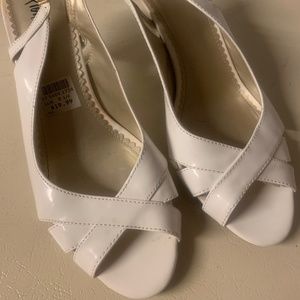 Fione White Heals, Size 8 1/2